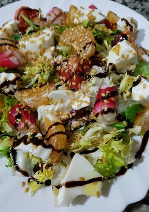 Una foto de Ensalada variada con feta y mandarina
