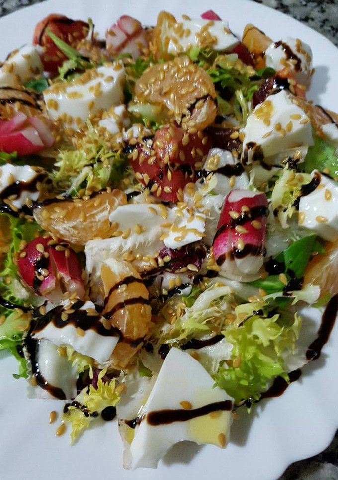 Una foto de Ensalada variada con feta y mandarina