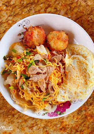 Hình của món Mì xào bò, trứng gà ốp la.