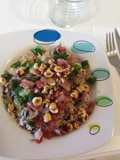 Una foto de Arroz salvaje con sofrito de verduras y jamón