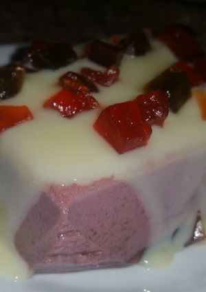 Una foto de Carlota de mora con frutas confitadas y leche condensada