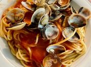 Una foto di spaghetti vongole