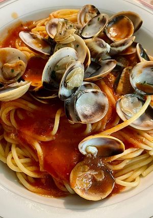 A picture of Spaghetti with Tomatoes and Clams.