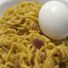 A picture of Noddles with egg.