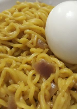 A picture of Noddles with egg.