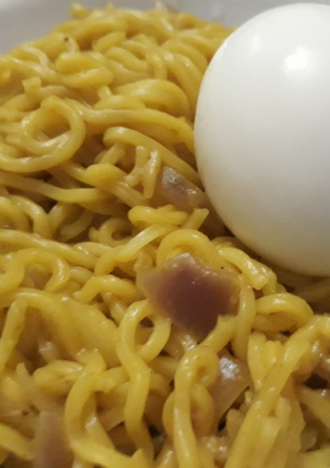 A picture of Noddles with egg.