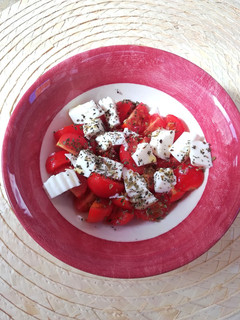 Foto principal de Ensalada de tomates cherry y queso fresco