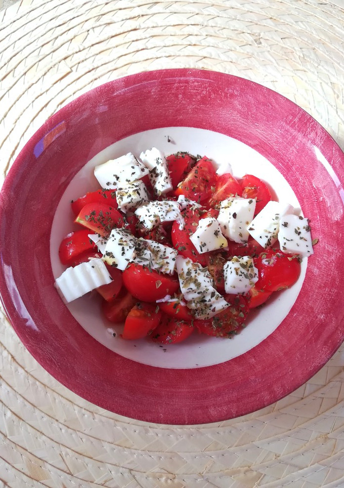 Una foto de Ensalada de tomates cherry y queso fresco