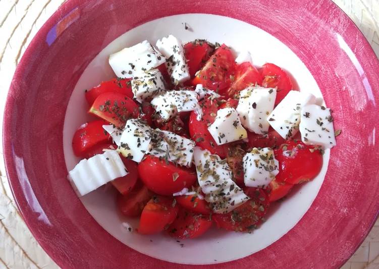 Ensalada de tomates cherry y queso fresco