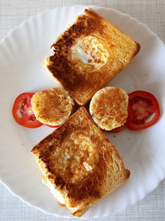 A picture of Egg in bread hole.