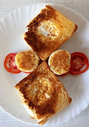A picture of Egg in bread hole.
