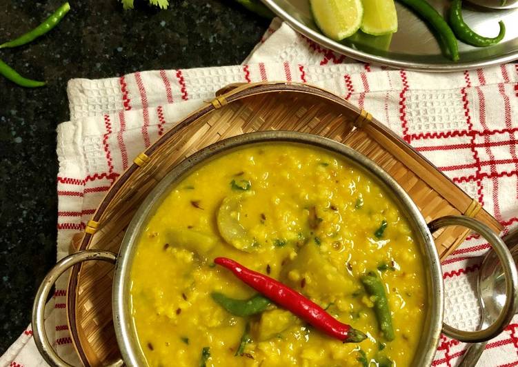 Monday Fresh Lau diye Bhaja Muger Dal (Split Green Gram &amp; Bottle Gourd Curry - Bengali style)