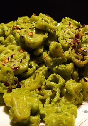 A picture of Basil pesto pasta.