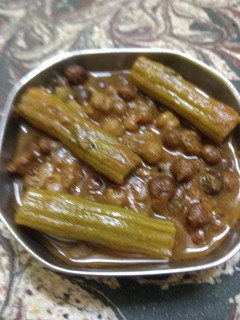 கருப்பு கொண்ட கடலை முருங்கக்காய் புளி கிரேவி (Kondakadalai murunkai puli gravy recipe in tamil) செய்முறை முக்கிய புகைப்படம்