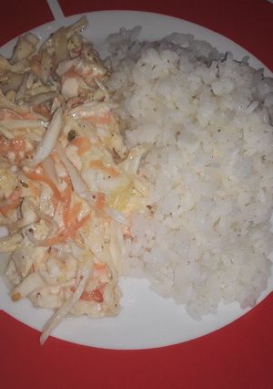 Una foto de Ensalada de repollo y arroz