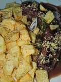 Butifarra en salsa de vino tinto y polvo de nueces