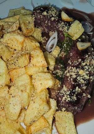 Foto principal de Butifarra en salsa de vino tinto y polvo de nueces