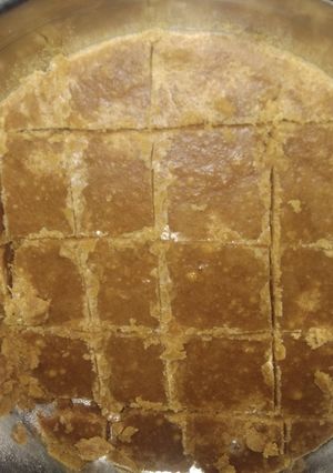 बेसन चक्की(besan chikki recipe in hindi) रेसिपी मुख्य फोटो