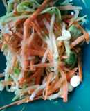 Ensalada fresca zanahoria, apio, zucchini y más
