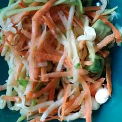 Una foto de Ensalada fresca zanahoria, apio, zucchini y más