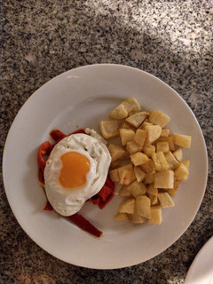 Una foto de Patatas fritas en cubo con huevo y pimientos