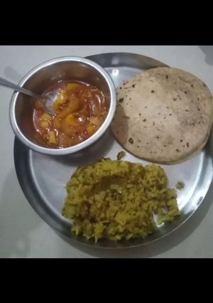 ખીચડી શાક (Khichdi Shak Recipe In Gujarati) રેસીપી મુખ્ય ફોટો