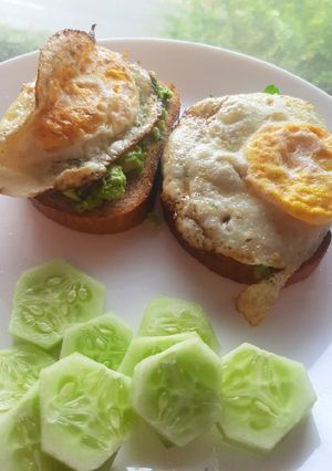 O poză a rețetei Oua prajite in unt cu avocado.