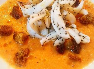 Foto di Seppia al vapore con semi di papavero su gazpacho di pesca