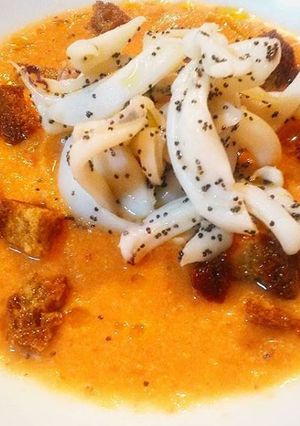 Foto di Seppia al vapore con semi di papavero su gazpacho di pesca