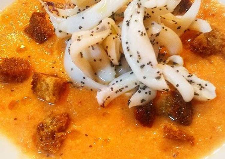 Seppia al vapore con semi di papavero su gazpacho di pesca