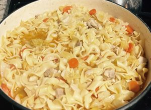 Foto de Sopa de repolho com massa e frango