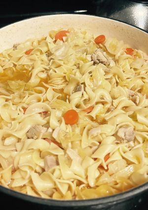 Foto de Sopa de repolho com massa e frango