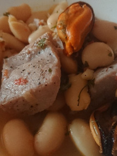 Una foto de Fabes con ventresca de atún y mejillones