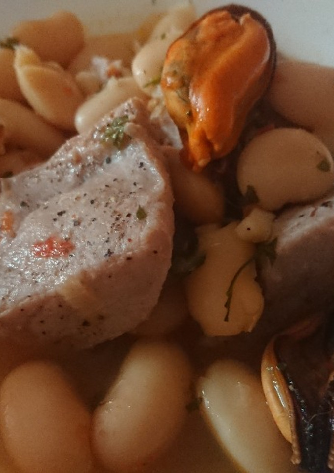Una foto de Fabes con ventresca de atún y mejillones