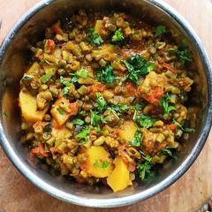 String Beans/Long Beans (Chawli) and Potato Subji A picture of String Beans/Long Beans (Chawli) and Potato Subji.