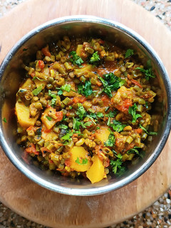 A picture of String Beans/Long Beans (Chawli) and Potato Subji.