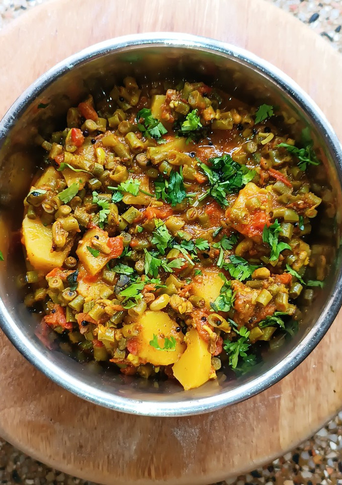 A picture of String Beans/Long Beans (Chawli) and Potato Subji.