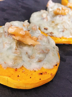 Una foto de Calabaza asada con roquefort y nueces