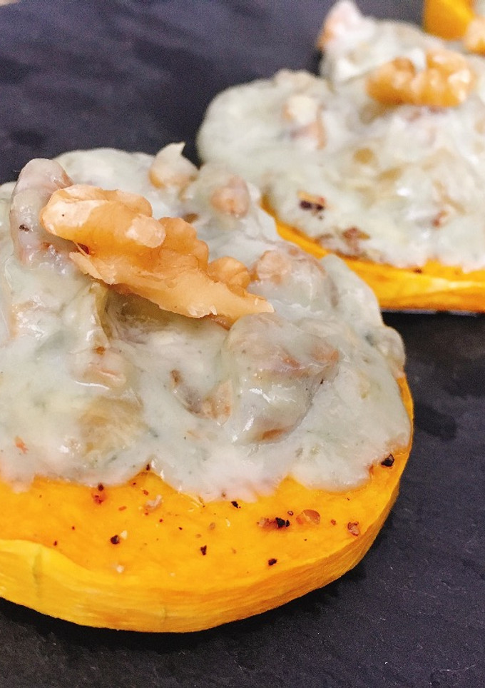 Una foto de Calabaza asada con roquefort y nueces