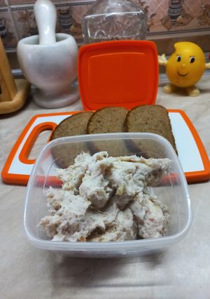 Фото Гостра намазка на хліб з сала та часнику.