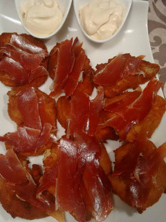 Una foto de Setas empanadas con jamón y alioli