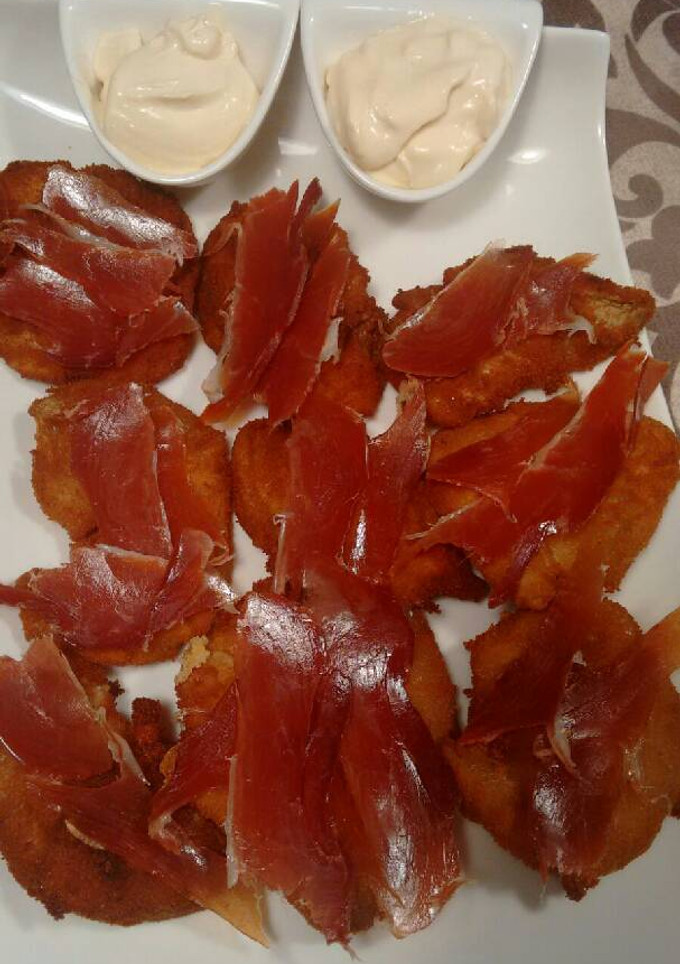 Una foto de Setas empanadas con jamón y alioli