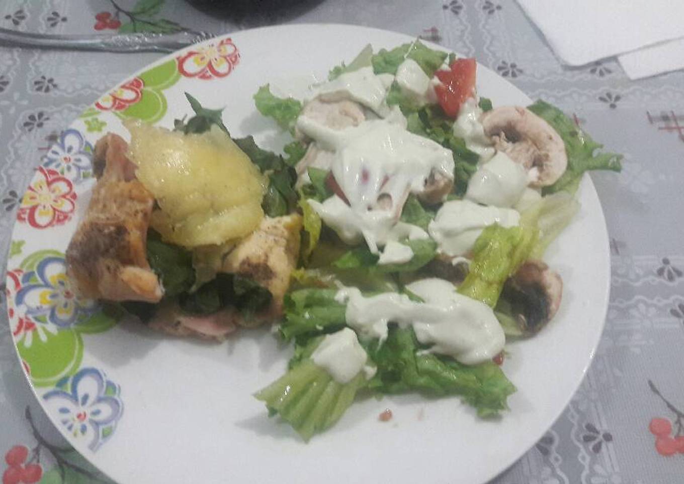 Rollitos de pechuga y ensalada de lechuga con hongos