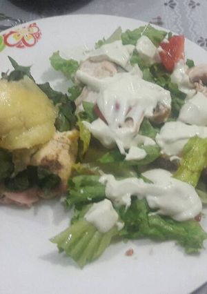Una foto de Rollitos de pechuga y ensalada de lechuga con hongos