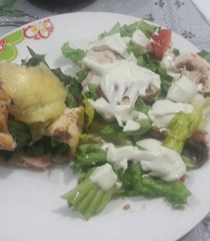 Una foto de Rollitos de pechuga y ensalada de lechuga con hongos