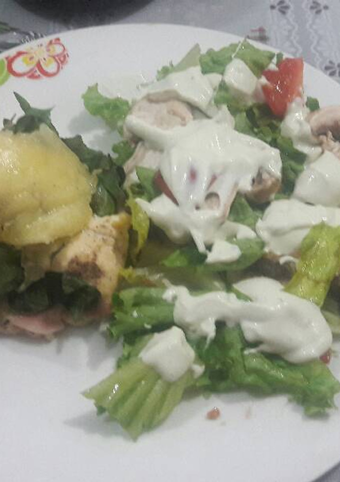 Una foto de Rollitos de pechuga y ensalada de lechuga con hongos