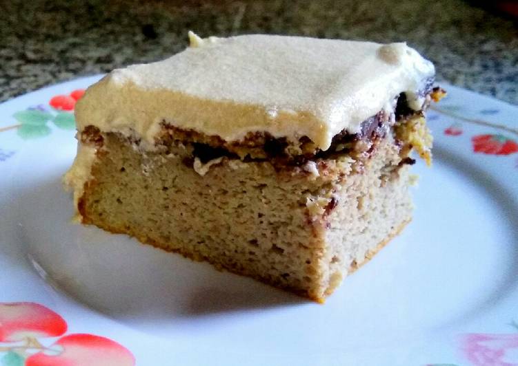 Bizcocho de plátano y chocolate con crema de café