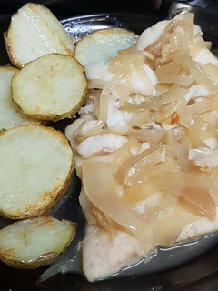 Una foto de Merluza encebollada con patatas