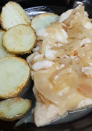 Una foto de Merluza encebollada con patatas