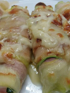 Una foto de Canelones de calabacín con jamón y queso